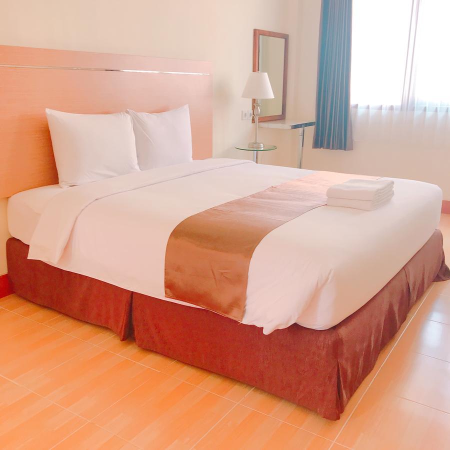 Revayah Hotels Ruteng Exteriör bild